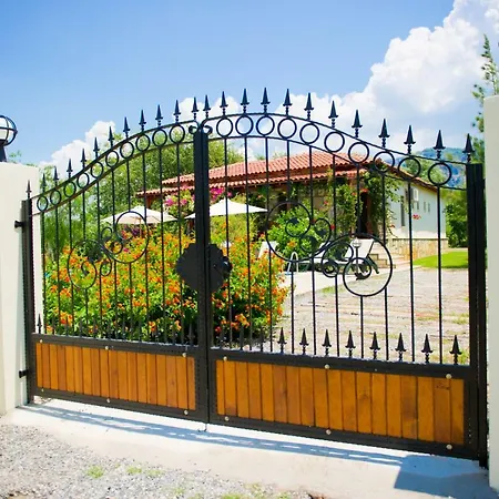 D'louca Vila *